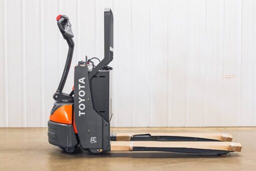 2022 Toyota 8HBW23 Electric Pallet Jack - Effortless Material Handling Solution (E-017701)